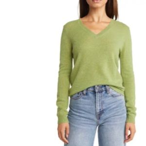 Nordstrom || cashmere essential v-neck sweater